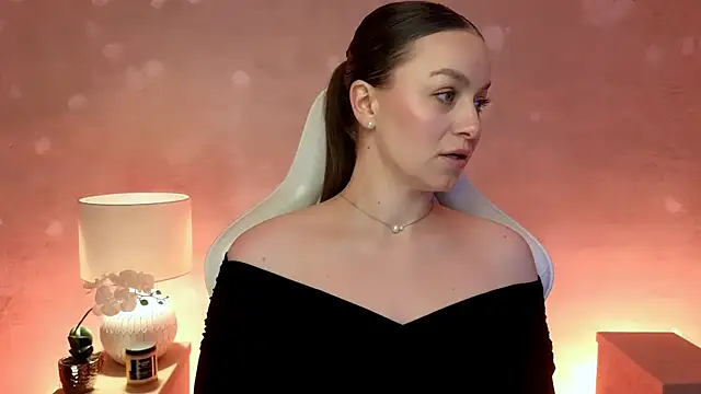 Snapshot of MilaFleur chatting on February 15, 2:58 pm MilaFleur online show from February 15, 2:58 pm