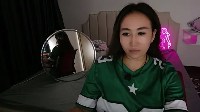 Snapshot of AsianQueens chatting on June 14, 1:24 pm AsianQueens online show from June 14, 1:24 pm