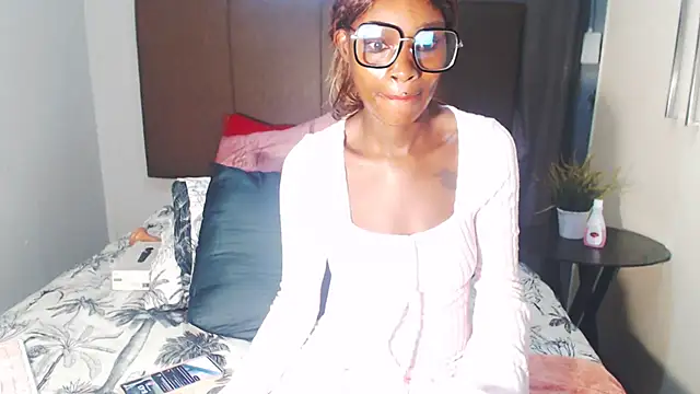 Snapshot of HoneyDropsX chatting on February 19, 6:44 am HoneyDropsX online show from February 19, 6:44 am