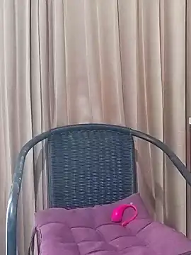 Snapshot of Little_suzy5 chatting on December 21, 7:24 am Little suzy5 online show from December 21, 7:24 am
