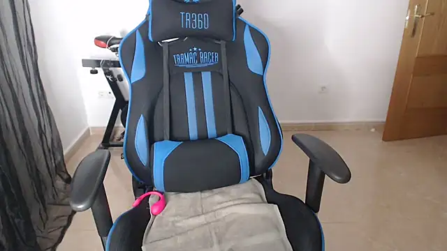 Snapshot of LARACRUZ30 chatting on February 14, 6:54 am LARACRUZ30 online show from February 14, 6:54 am