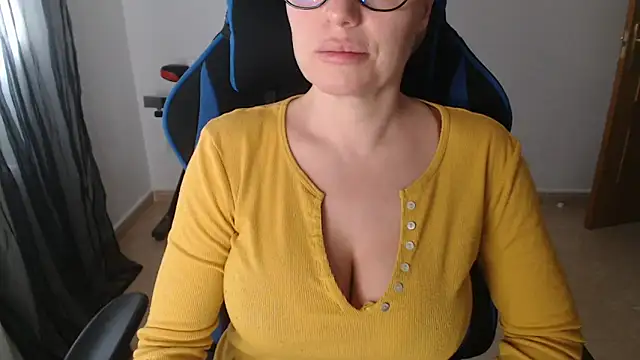 Snapshot of LARACRUZ30 chatting on March 3, 4:46 pm LARACRUZ30 online show from March 3, 4:46 pm