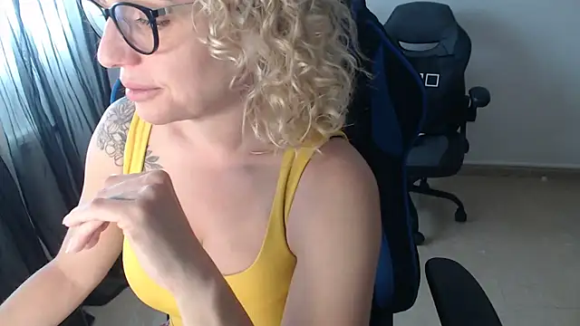 LARACRUZ30 online show from April 29, 2:21 pm