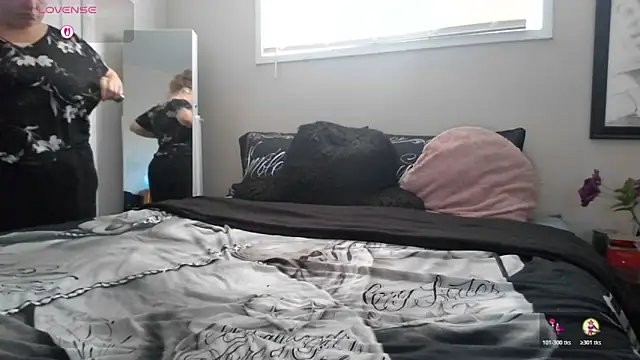 julimonroe online show from October 19, 4:07 pm