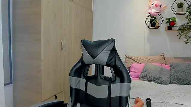 lara rose1 online show from November 12, 7:20 am