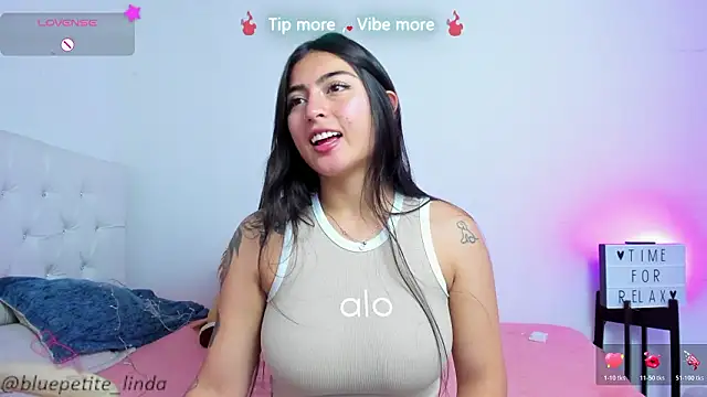 Snapshot of Blue_Petite chatting on March 19, 4:00 pm Blue Petite online show from March 19, 4:00 pm