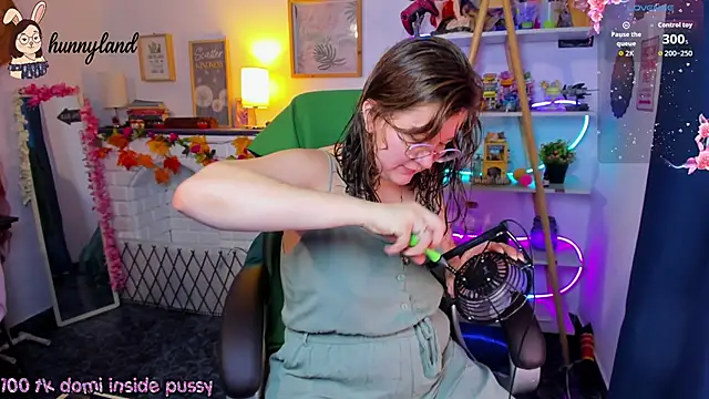 Snapshot of HunnyyLove chatting on February 17, 2:57 pm HunnyyLove online show from February 17, 2:57 pm