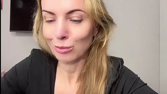 Snapshot of RachellAmazing chatting on February 9, 10:21 pm RachellAmazing online show from February 9, 10:21 pm