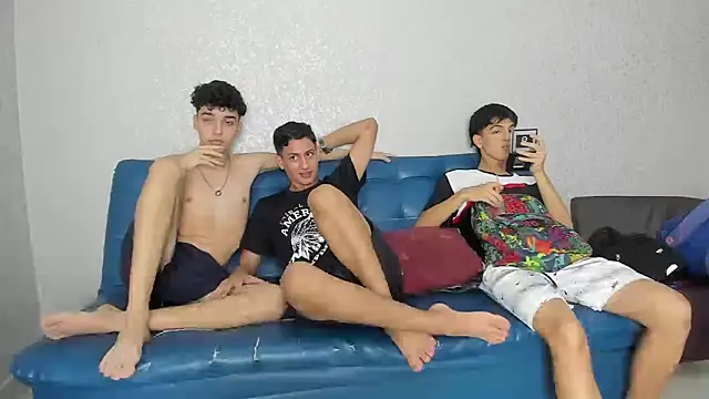 pelusos mens online show from December 9, 8:33 pm