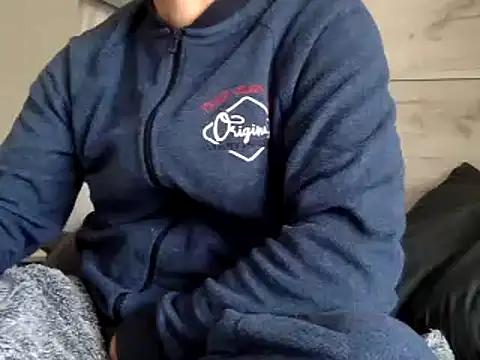 curioushetero online show from December 5, 3:28 pm
