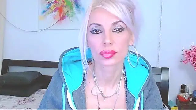 HoneyLara online show from February 1, 6:40 pm