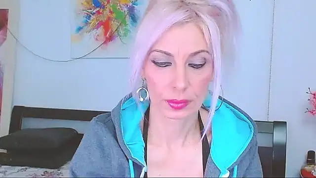 HoneyLara online show from February 8, 6:55 pm