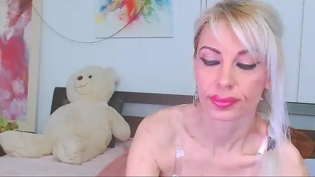 HoneyLara online show from April 17, 8:45 pm