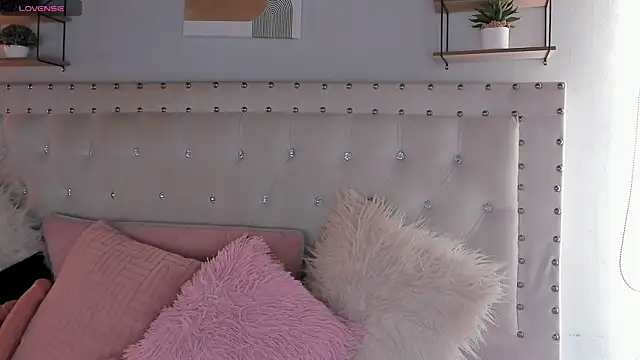 Atenea Klett  online show from September 26, 1:59 pm