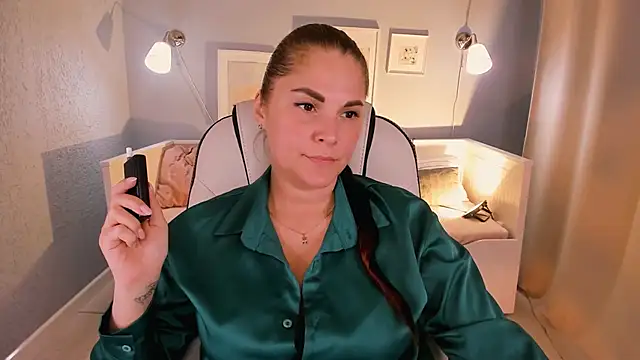 Snapshot of Ellis_Foxy chatting on December 18, 9:08 pm Ellis Foxy online show from December 18, 9:08 pm