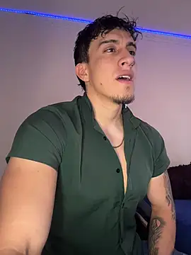 Snapshot of strongboy_ chatting on February 13, 6:48 pm strongboy online show from February 13, 6:48 pm