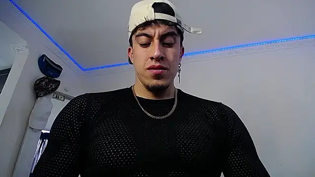 Snapshot of strongboy_ chatting on February 16, 5:31 pm strongboy online show from February 16, 5:31 pm