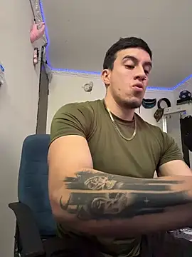 Snapshot of strongboy_ chatting on April 6, 5:03 pm strongboy online show from April 6, 5:03 pm