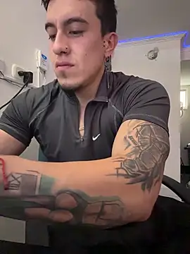 Snapshot of strongboy_ chatting on April 7, 7:36 pm strongboy online show from April 7, 7:36 pm