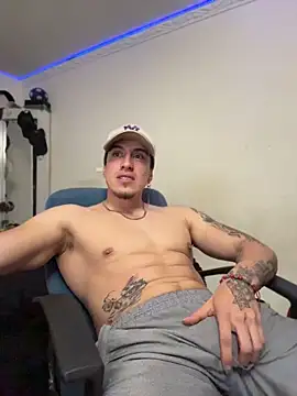 Snapshot of strongboy_ chatting on April 28, 5:07 pm strongboy online show from April 28, 5:07 pm