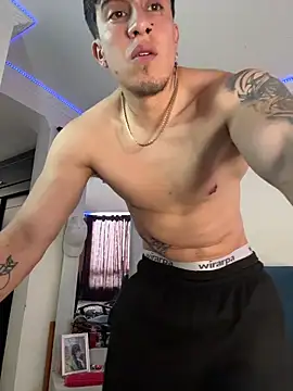 Snapshot of strongboy_ chatting on June 17, 7:26 pm strongboy online show from June 17, 7:26 pm