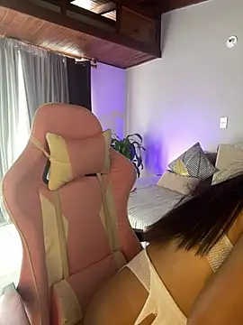 LEAH DOUUGLASS online show from January 20, 5:48 pm