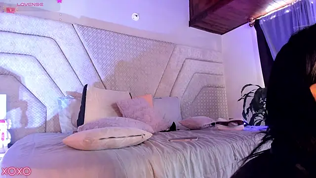 LEAH DOUUGLASS online show from February 19, 8:31 pm