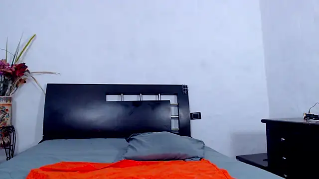 Snapshot of AikoTailor chatting on September 24, 9:07 pm AikoTailor online show from September 24, 9:07 pm