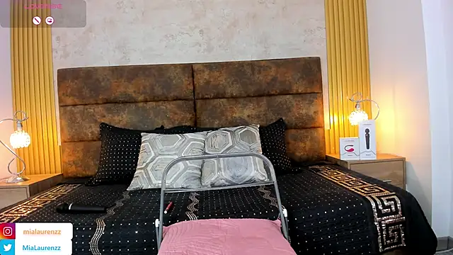 MiaLaurenzz online show from December 28, 2:33 am