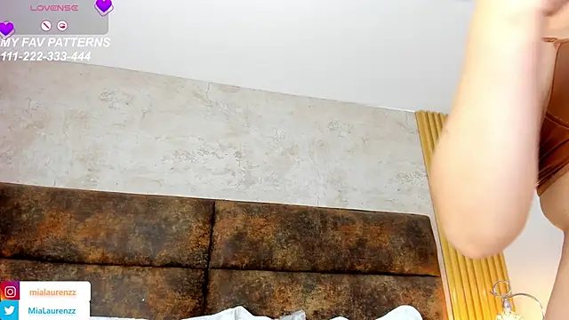 MiaLaurenzz online show from March 4, 5:42 am