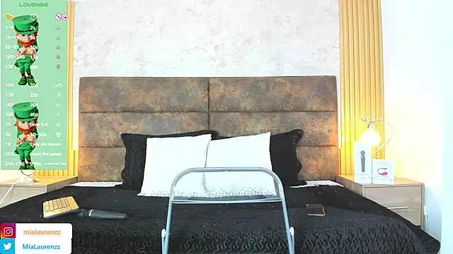 MiaLaurenzz online show from March 18, 2:04 am