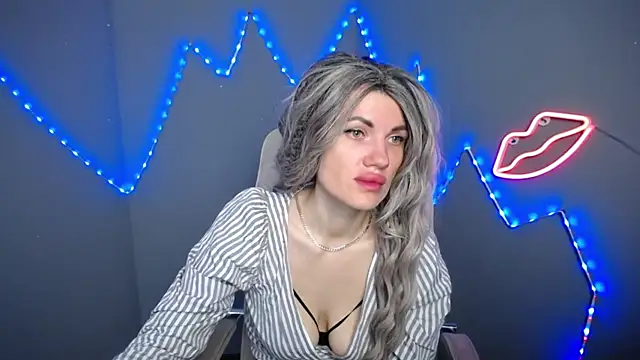 Snapshot of MilaLoona chatting on April 19, 6:02 am MilaLoona online show from April 19, 6:02 am