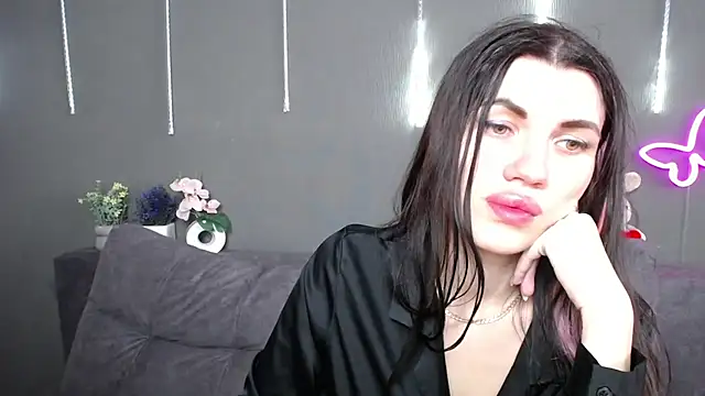 Snapshot of MilaLoona chatting on April 24, 6:05 am MilaLoona online show from April 24, 6:05 am
