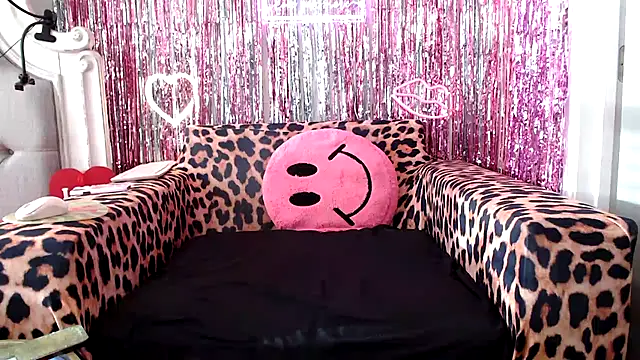 BigFineSelena online show from March 10, 1:10 pm