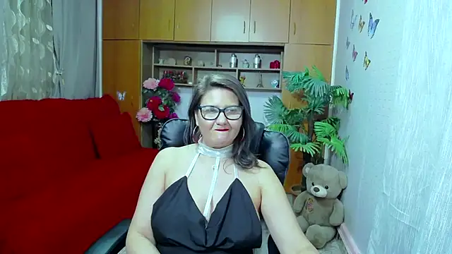 Snapshot of LucilleFenlys chatting on December 6, 4:14 am LucilleFenlys online show from December 6, 4:14 am