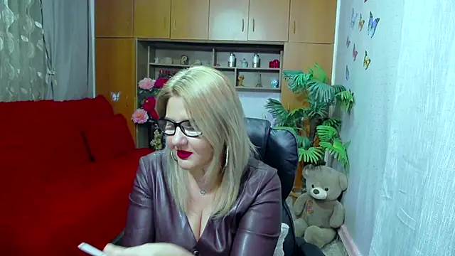 Snapshot of LucilleFenlys chatting on December 21, 12:20 am LucilleFenlys online show from December 21, 12:20 am