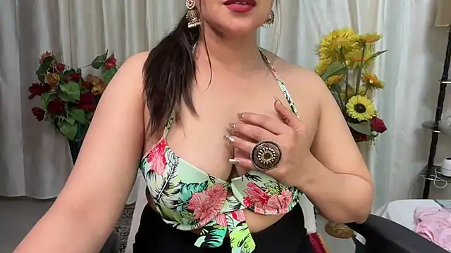 mahimagicdoll DESI online show from February 13, 6:48 pm