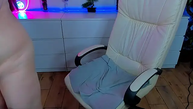 Snapshot of Kamilla_Hot chatting on February 16, 1:03 am Kamilla Hot online show from February 16, 1:03 am