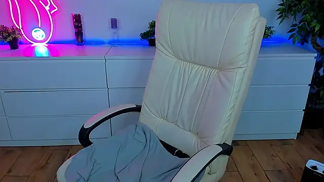 Snapshot of Kamilla_Hot chatting on February 16, 4:09 am Kamilla Hot online show from February 16, 4:09 am