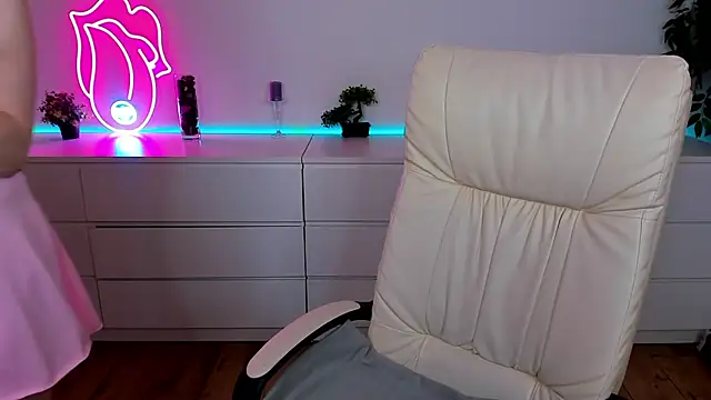 Snapshot of Kamilla_Hot chatting on March 1, 6:35 am Kamilla Hot online show from March 1, 6:35 am