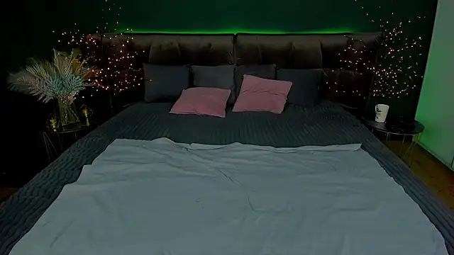 Snapshot of Kamilla_Hot chatting on March 3, 12:59 am Kamilla Hot online show from March 3, 12:59 am