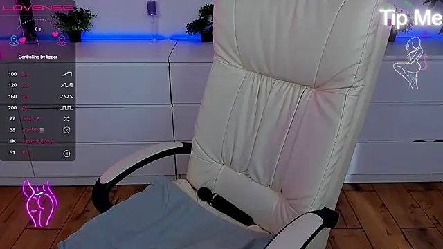 Snapshot of Kamilla_Hot chatting on March 11, 12:50 pm Kamilla Hot online show from March 11, 12:50 pm