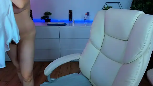 Snapshot of Kamilla_Hot chatting on October 10, 5:56 pm Kamilla Hot online show from October 10, 5:56 pm