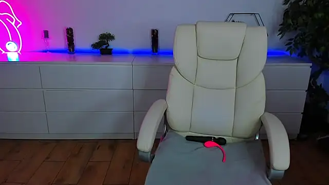 Snapshot of Kamilla_Hot chatting on October 25, 6:02 pm Kamilla Hot online show from October 25, 6:02 pm