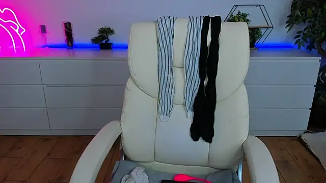 Snapshot of Kamilla_Hot chatting on October 30, 7:03 pm Kamilla Hot online show from October 30, 7:03 pm