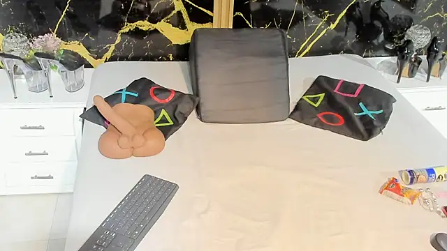 NahomyOwen online show from October 20, 12:16 pm