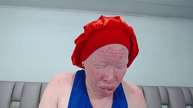 Kittywhiteass online show from September 21, 6:48 am