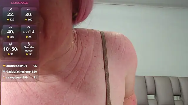 Kittywhiteass online show from November 17, 8:42 am