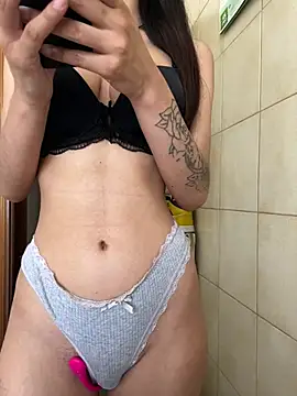 L000lita online show from June 26, 9:57 am