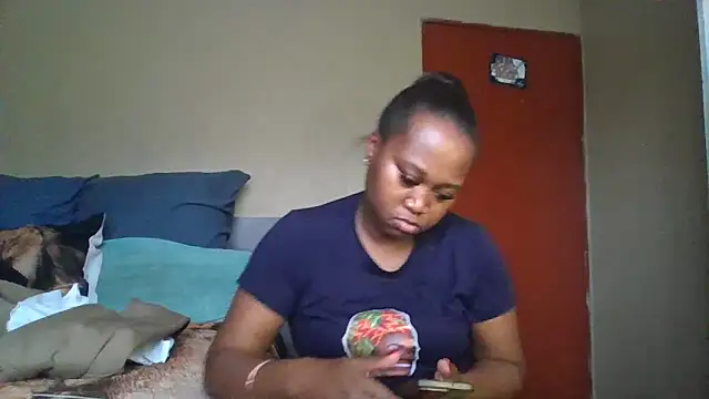 Snapshot of EbonySeductressx chatting on October 20, 12:05 pm EbonySeductressx online show from October 20, 12:05 pm